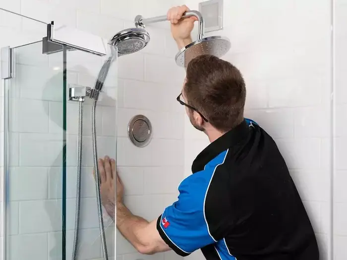 لوله‌کشی آب حمام و تجهیزاب آبی نصب شده حمام توسط یک مرد متخصص 2516356