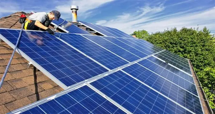 چند نمونه آبگرمکن خورشیدی و نصب آن توسط تعمیرکار بر روی سقف خانه 156453