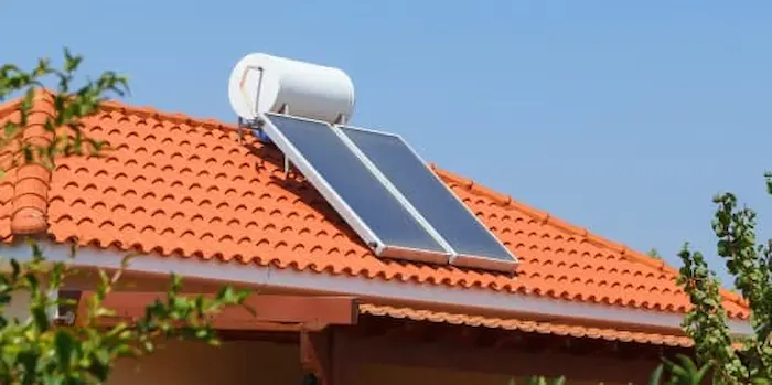یک نمونه آبگرمکن_ خورشیدی روی سقف خانه 156453